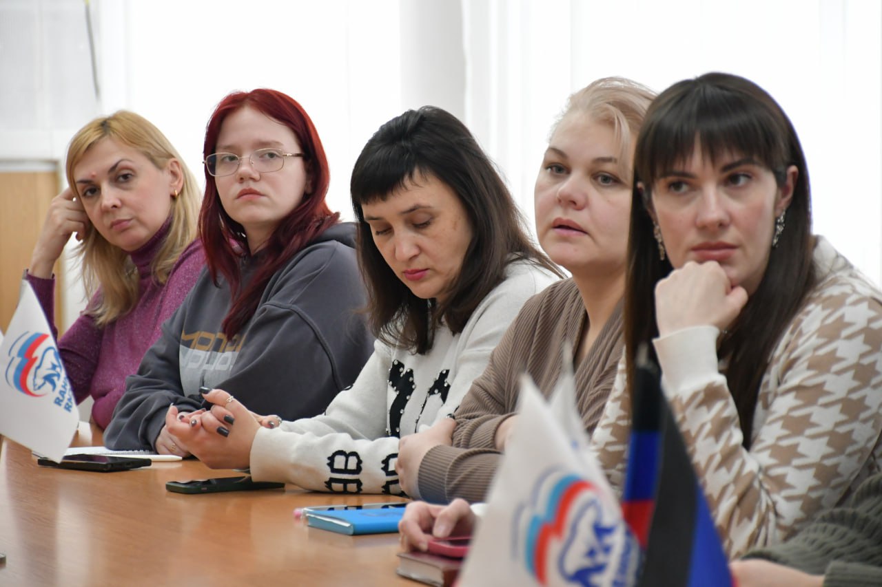 Глава муниципального образования городского округа Дебальцево, секретарь местного отделения Всероссийской политической партии «Единая Россия» Сергей Желновач провел встречу с секретарями первичных отделений Глава муниципального образования городского округа Дебальцево, секретарь местного отделения Всероссийской политической партии «Единая Россия» Сергей Желновач провел встречу с секретарями первичных отделений