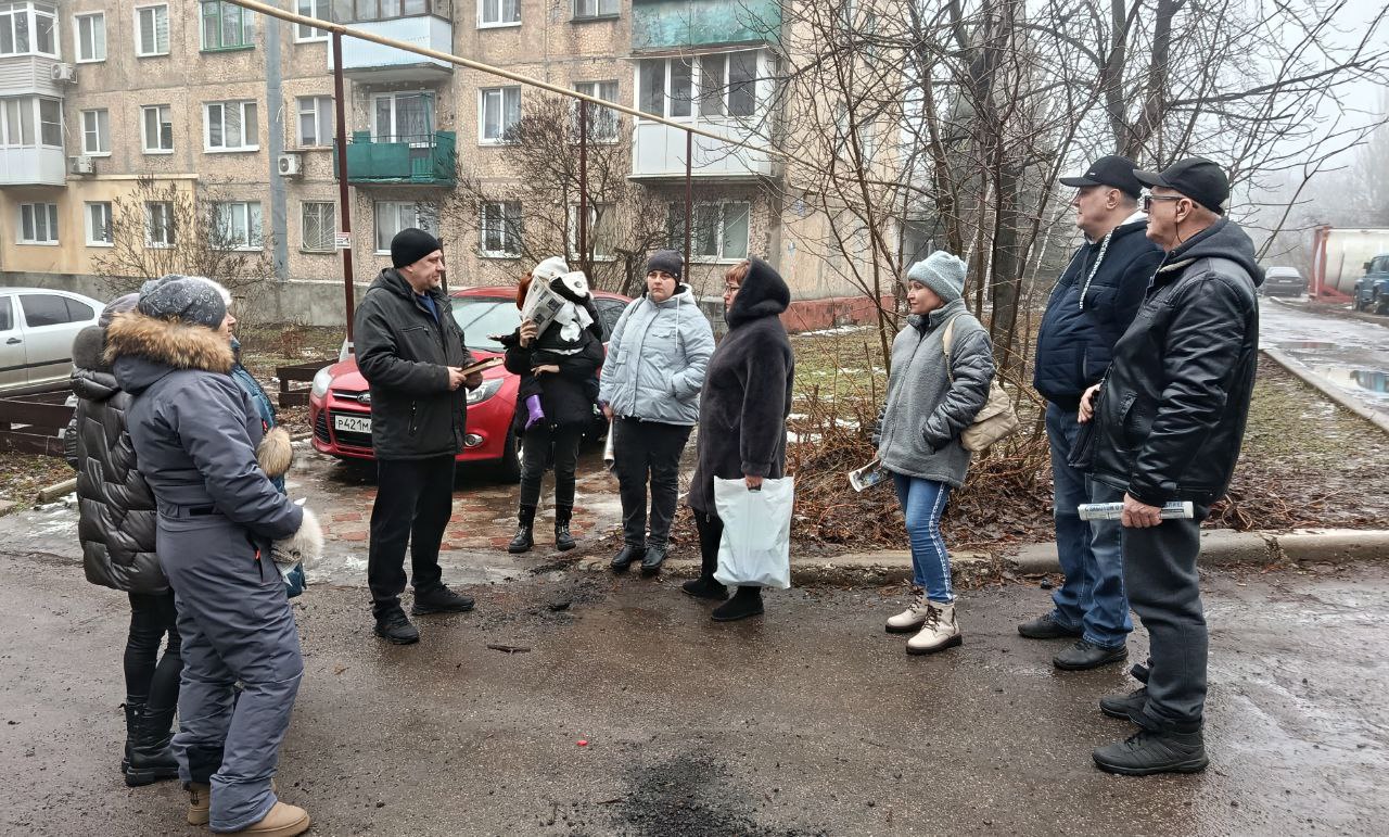 25 февраля руководитель Управы Советского внутригородского района Сергей Савельев провел встречу с жителями во дворе дома 11 Второго микрорайона