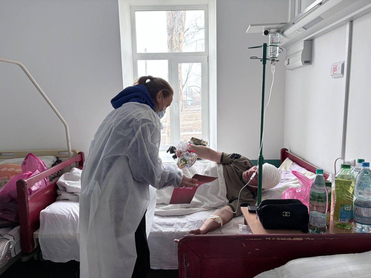 Молодежка поздравила раненых военнослужащих в больнице Молодежка поздравила раненых военнослужащих в больнице