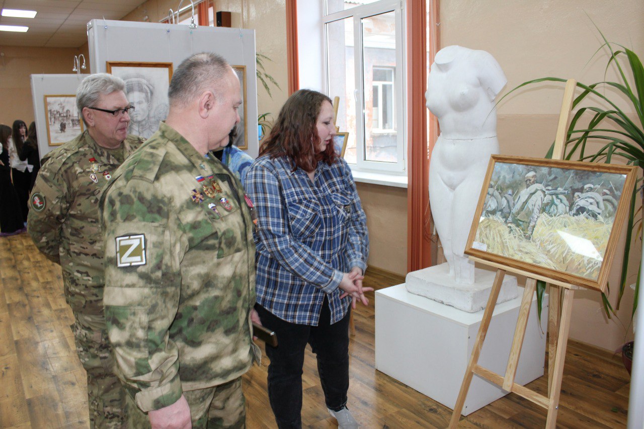 В макеевской художественной школе состоялось торжественное открытие выставки "Героям посвящается", приуроченной Дню защитника Отечества В макеевской художественной школе состоялось торжественное открытие выставки "Героям посвящается", приуроченной Дню защитника Отечества