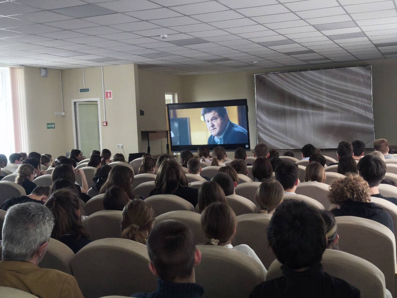 В Мангушской школе №2 открылся «Кинозаврик» В Мангушской школе №2 открылся «Кинозаврик»