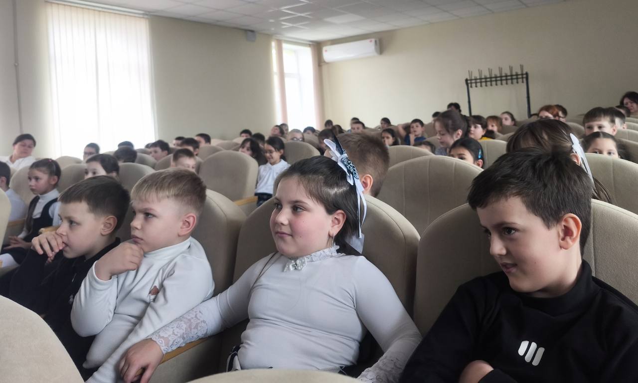 В Мангушской школе №2 открылся «Кинозаврик» В Мангушской школе №2 открылся «Кинозаврик»