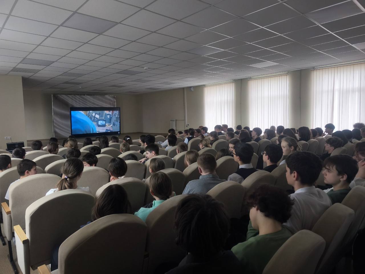 В Мангушской школе №2 открылся «Кинозаврик» В Мангушской школе №2 открылся «Кинозаврик»