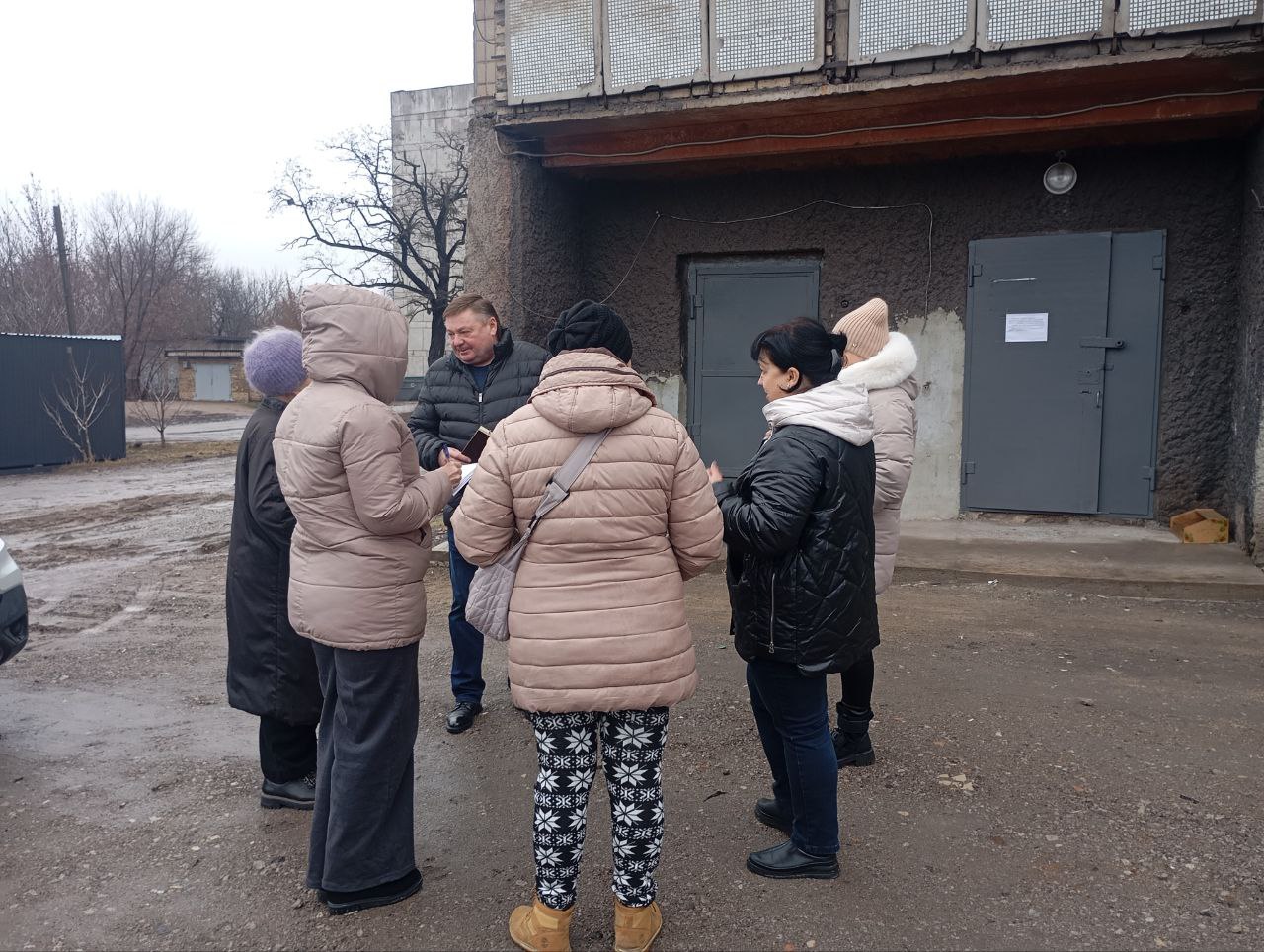 Игорь Мартынов: Встречи с населением. 26 февраля заместитель главы администрации муниципального образования городского округа Енакиево Игорь Витрук провел встречи с жителями по адресам: ул. Фурманова, д. 23, 23А и пр.... Игорь Мартынов: Встречи с населением. 26 февраля заместитель главы администрации муниципального образования городского округа Енакиево Игорь Витрук провел встречи с жителями по адресам: ул. Фурманова, д. 23, 23А и пр....