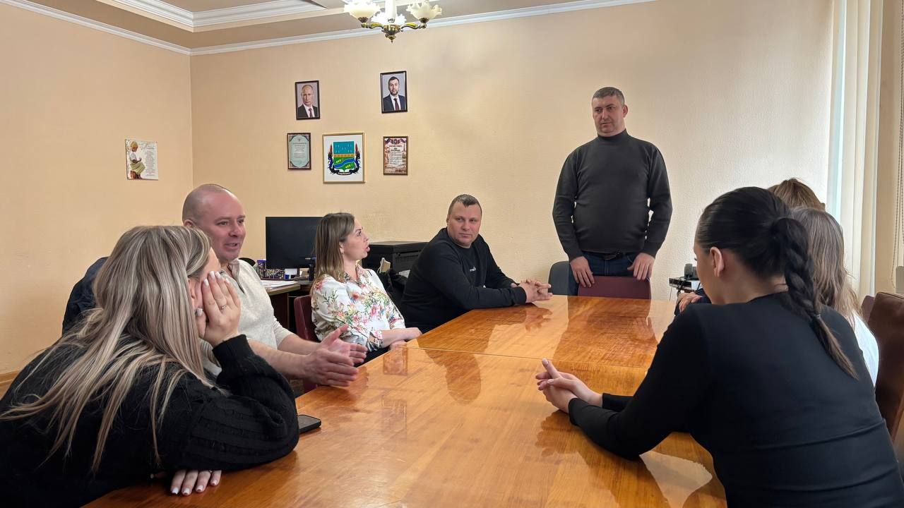 Начальник Старобешевского территориального отдела Администрации Старобешевского муниципального округа Артем Ляшов провел встречу с трудовым коллективом филиала фонда "Защитники Отечества"