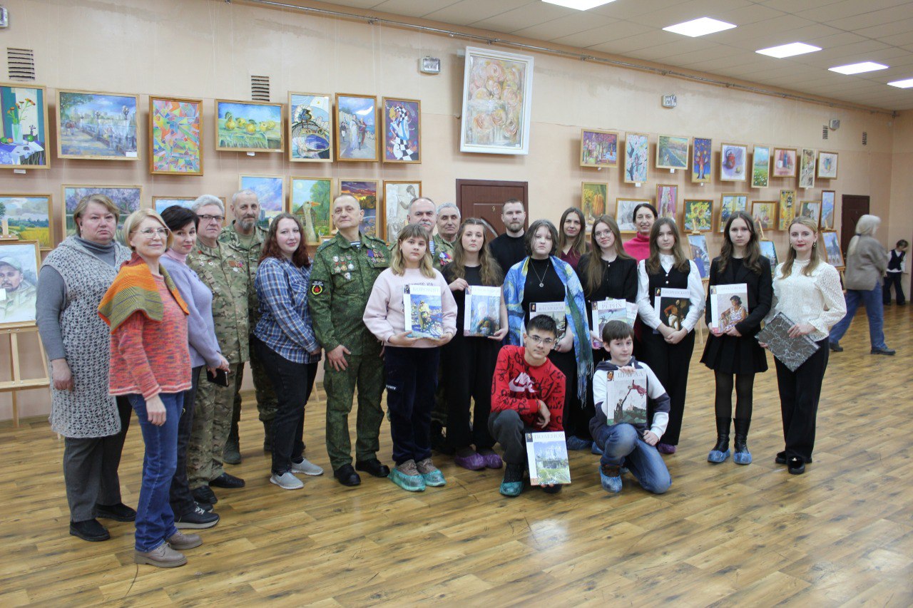 В макеевской художественной школе состоялось торжественное открытие выставки "Героям посвящается", приуроченной Дню защитника Отечества В макеевской художественной школе состоялось торжественное открытие выставки "Героям посвящается", приуроченной Дню защитника Отечества