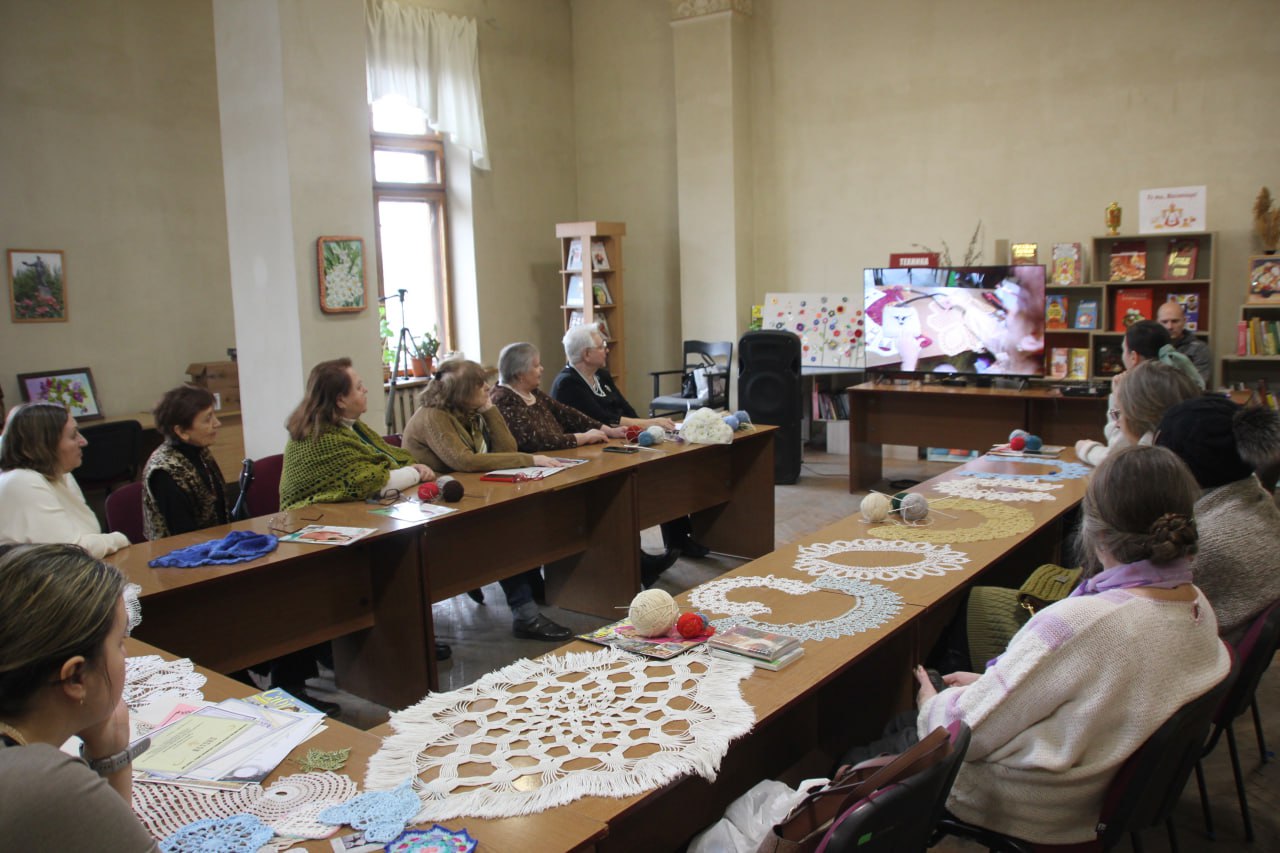 В Донецкой библиотеке имени Н.К. Крупской состоялась праздничная программа «Создаём прекрасное своими руками» В Донецкой библиотеке имени Н.К. Крупской состоялась праздничная программа «Создаём прекрасное своими руками»