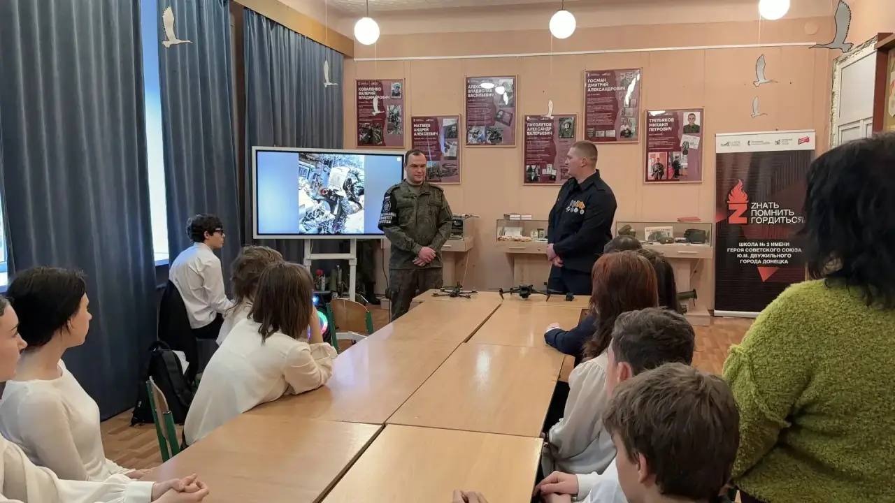 В Донецке следователи военных следственных органов СК России провели урок мужества для кадет В Донецке следователи военных следственных органов СК России провели урок мужества для кадет