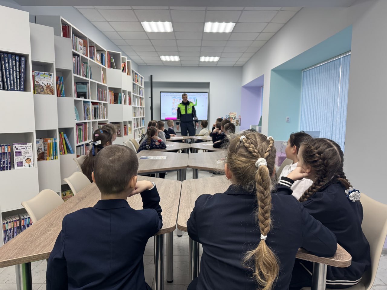 В Енакиево на базе Центральной детской библиотеки прошла встреча школьников с сотрудниками Госавтоинспекции