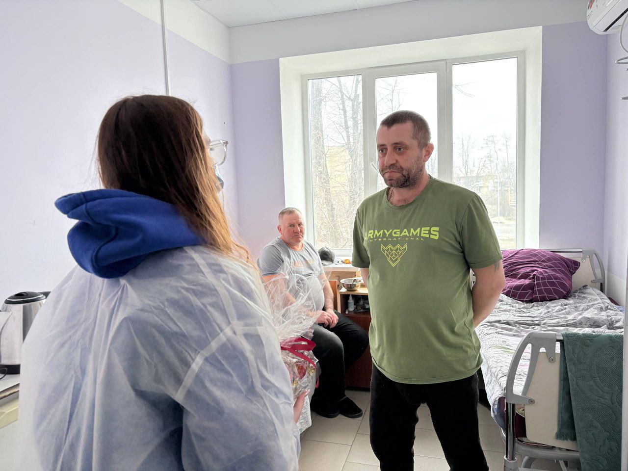 Молодежка поздравила раненых военнослужащих в больнице Молодежка поздравила раненых военнослужащих в больнице