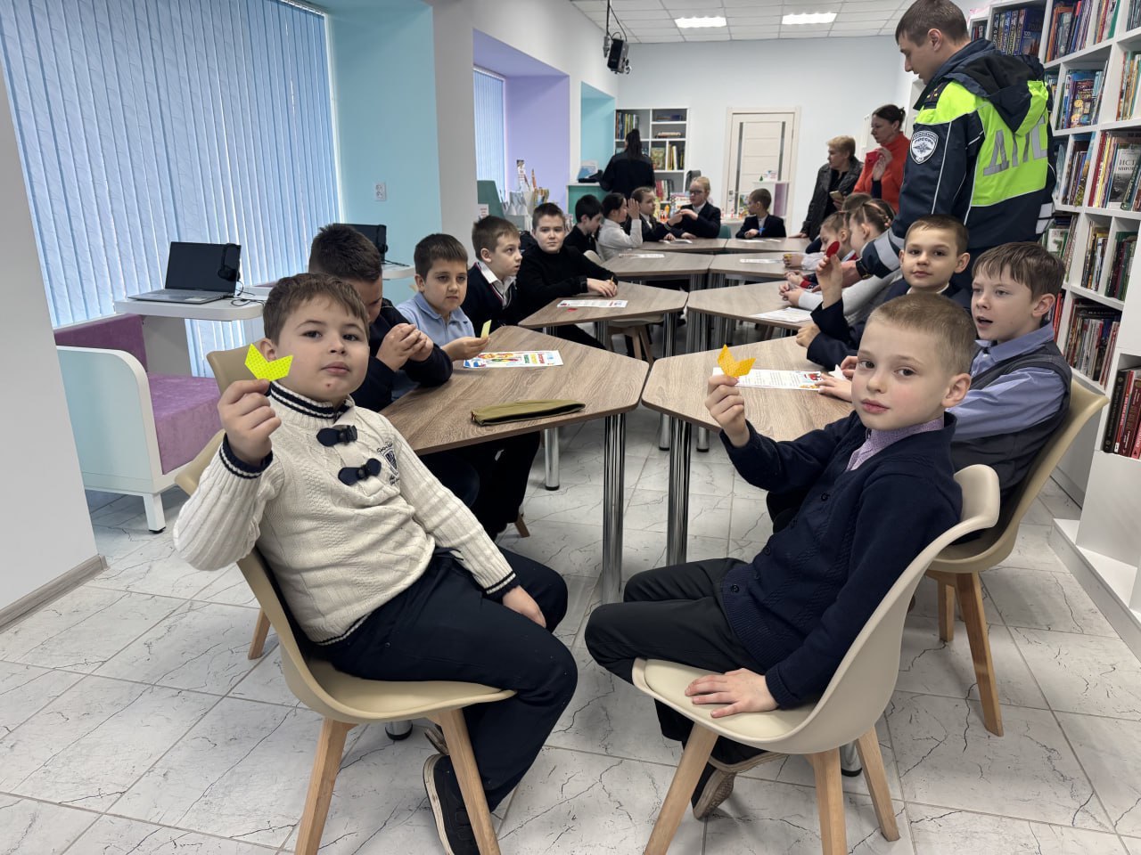 В Енакиево на базе Центральной детской библиотеки прошла встреча школьников с сотрудниками Госавтоинспекции В Енакиево на базе Центральной детской библиотеки прошла встреча школьников с сотрудниками Госавтоинспекции