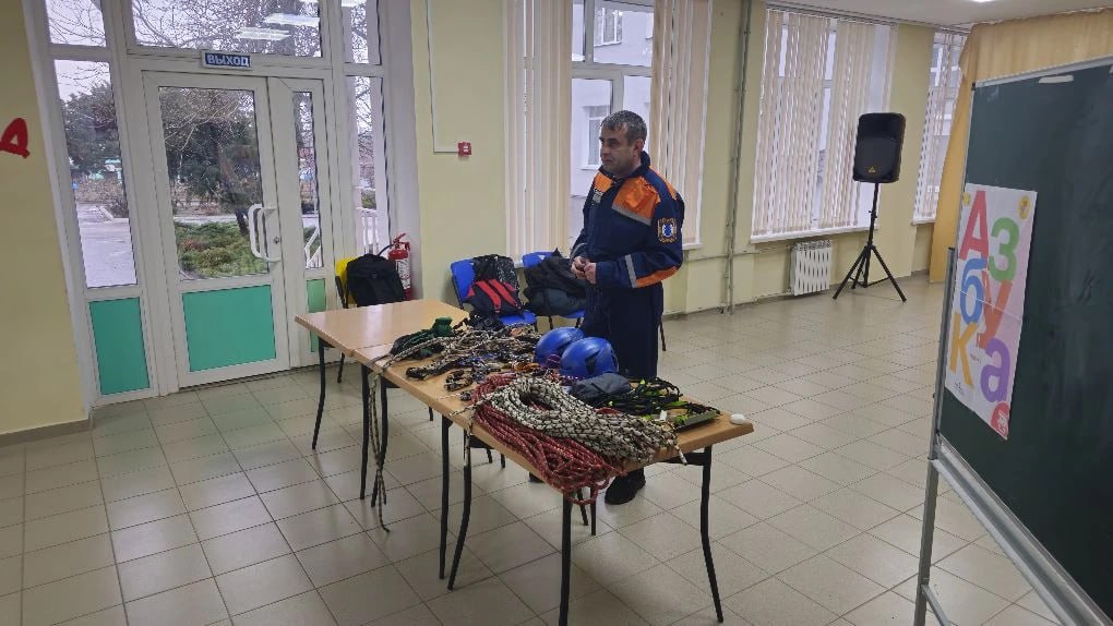 Сотрудники «Ямалспас» провели в Волновахе уроки для школьников Сотрудники «Ямалспас» провели в Волновахе уроки для школьников