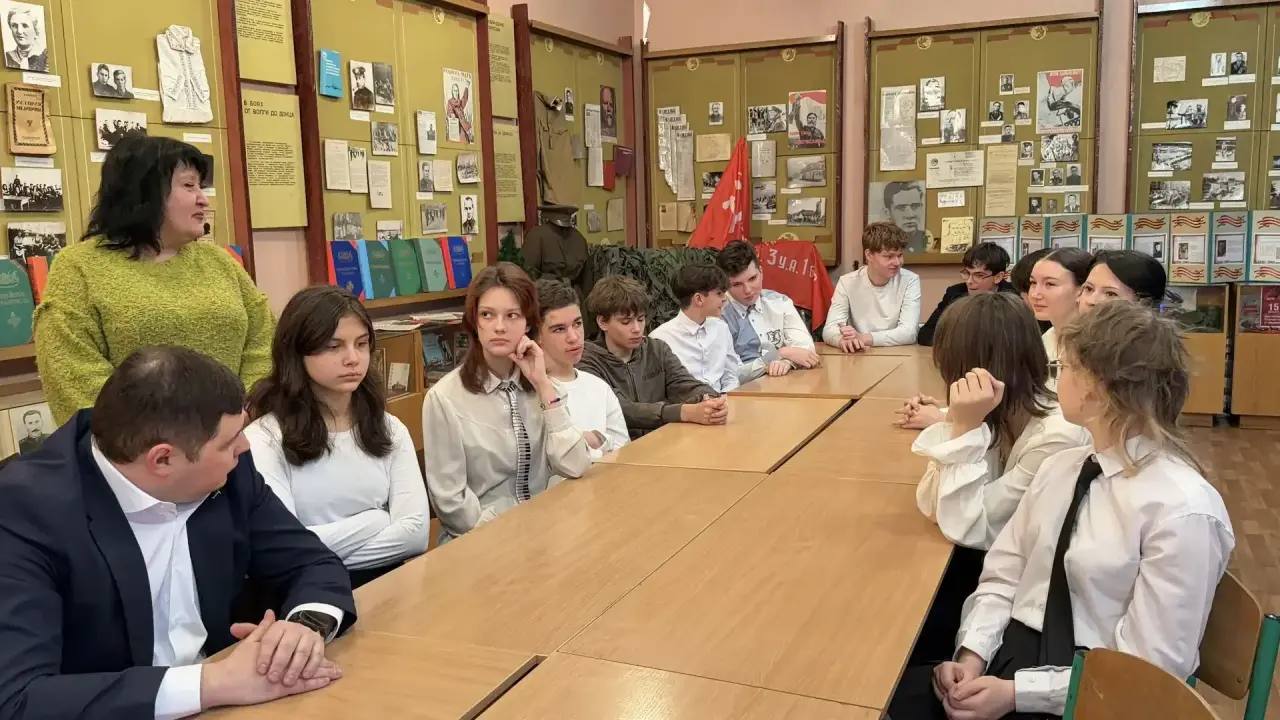 В Донецке следователи военных следственных органов СК России провели урок мужества для кадет В Донецке следователи военных следственных органов СК России провели урок мужества для кадет