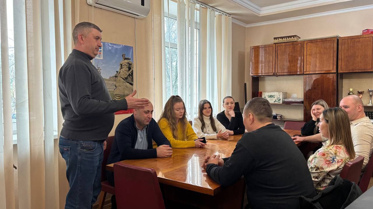 Начальник Старобешевского территориального отдела Администрации Старобешевского муниципального округа Артем Ляшов провел встречу с трудовым коллективом филиала фонда "Защитники Отечества" Начальник Старобешевского территориального отдела Администрации Старобешевского муниципального округа Артем Ляшов провел встречу с трудовым коллективом филиала фонда "Защитники Отечества"