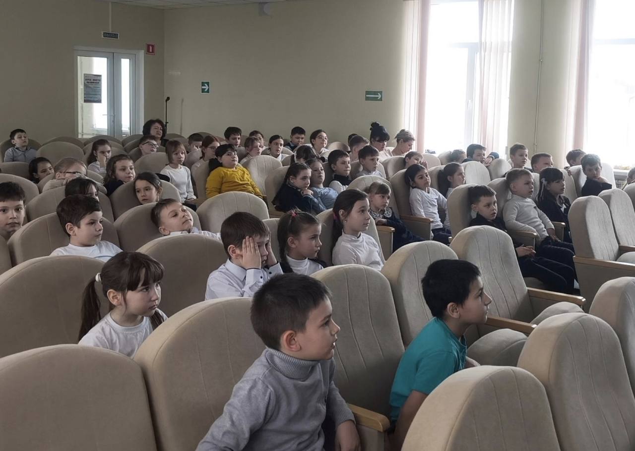 В Мангушской школе №2 открылся «Кинозаврик» В Мангушской школе №2 открылся «Кинозаврик»