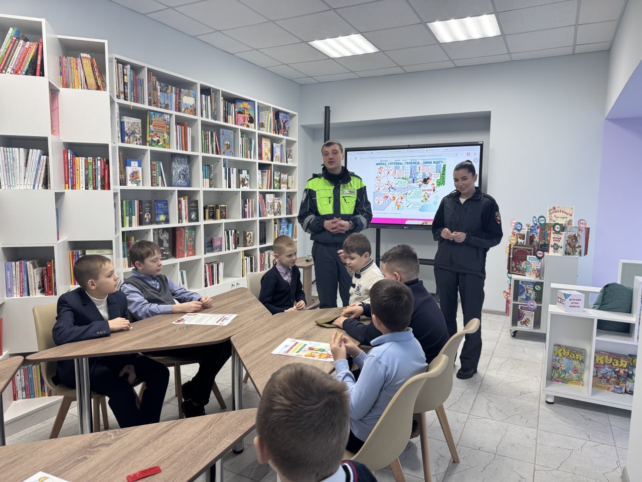 В Енакиево на базе Центральной детской библиотеки прошла встреча школьников с сотрудниками Госавтоинспекции В Енакиево на базе Центральной детской библиотеки прошла встреча школьников с сотрудниками Госавтоинспекции