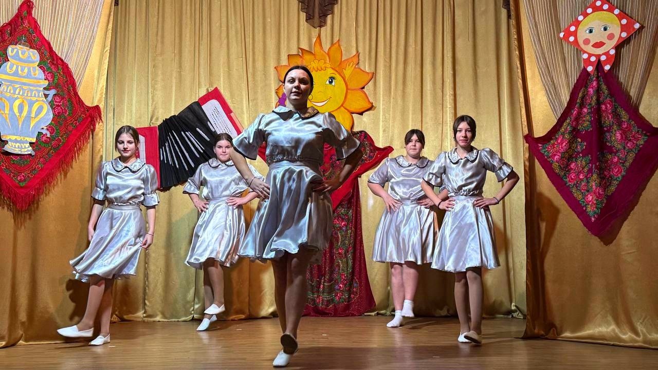 21 февраля жители поселка Грузско-Зорянское дружно собрались в местном клубе на масленичное гулянье , чтобы проводить Зимушку и встретить долгожданную Весну 21 февраля жители поселка Грузско-Зорянское дружно собрались в местном клубе на масленичное гулянье , чтобы проводить Зимушку и встретить долгожданную Весну