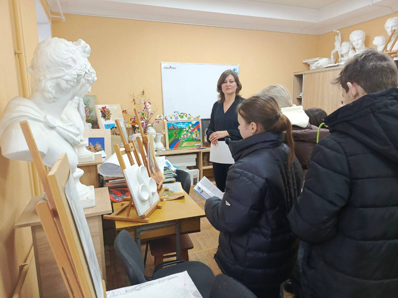 Сто дорог — одна твоя: мангушские школьники прикоснулись к миру искусства Сто дорог — одна твоя: мангушские школьники прикоснулись к миру искусства