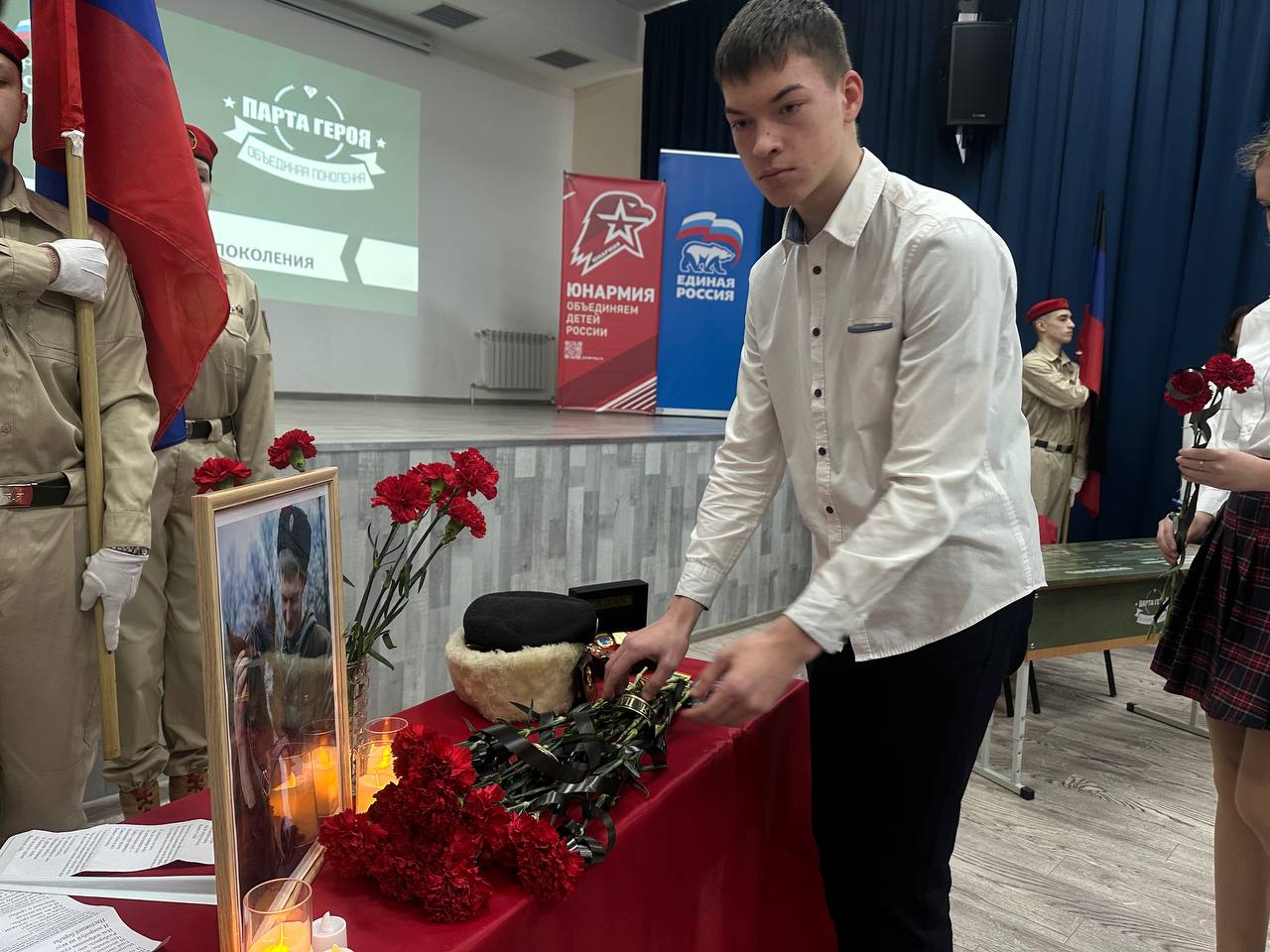 Александр Шатов: В Шахтерском округе продолжается реализация акции «Парта Героя» Александр Шатов: В Шахтерском округе продолжается реализация акции «Парта Героя»