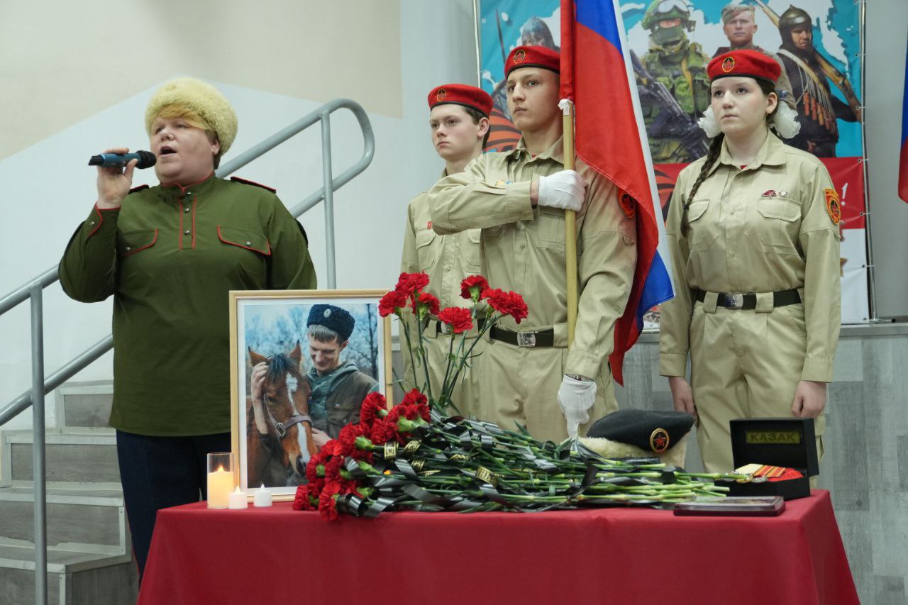 В Кировском продолжается реализация Всероссийского образовательного проекта «Парта Героя» В Кировском продолжается реализация Всероссийского образовательного проекта «Парта Героя»