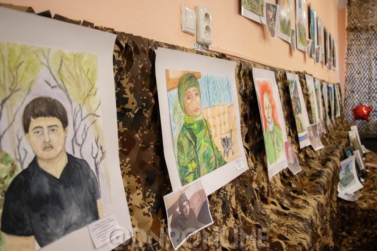 На базе Центра детского и юношеского творчества Киевского района Донецка состоялось открытие выставки «Портрет Героя СВО», в которой использованы рисунки воспитанников учреждения, сообщает СИ «ДНР Онлайн» На базе Центра детского и юношеского творчества Киевского района Донецка состоялось открытие выставки «Портрет Героя СВО», в которой использованы рисунки воспитанников учреждения, сообщает СИ «ДНР Онлайн»