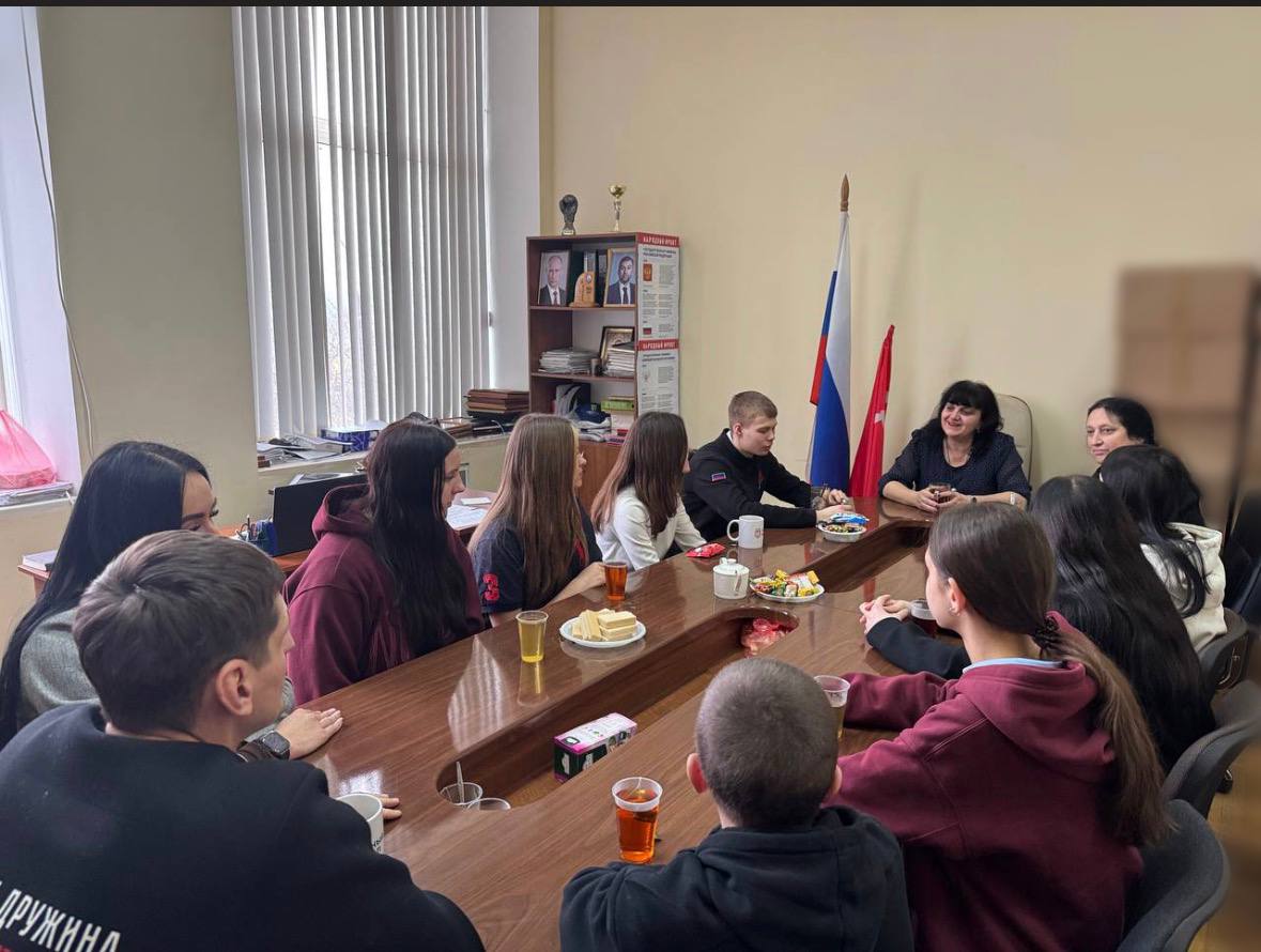 Состоялась рабочая встреча заместителя Главы администрации Мангушского муниципального округа Натальи Тосхопаран с представителями активной молодёжи Состоялась рабочая встреча заместителя Главы администрации Мангушского муниципального округа Натальи Тосхопаран с представителями активной молодёжи