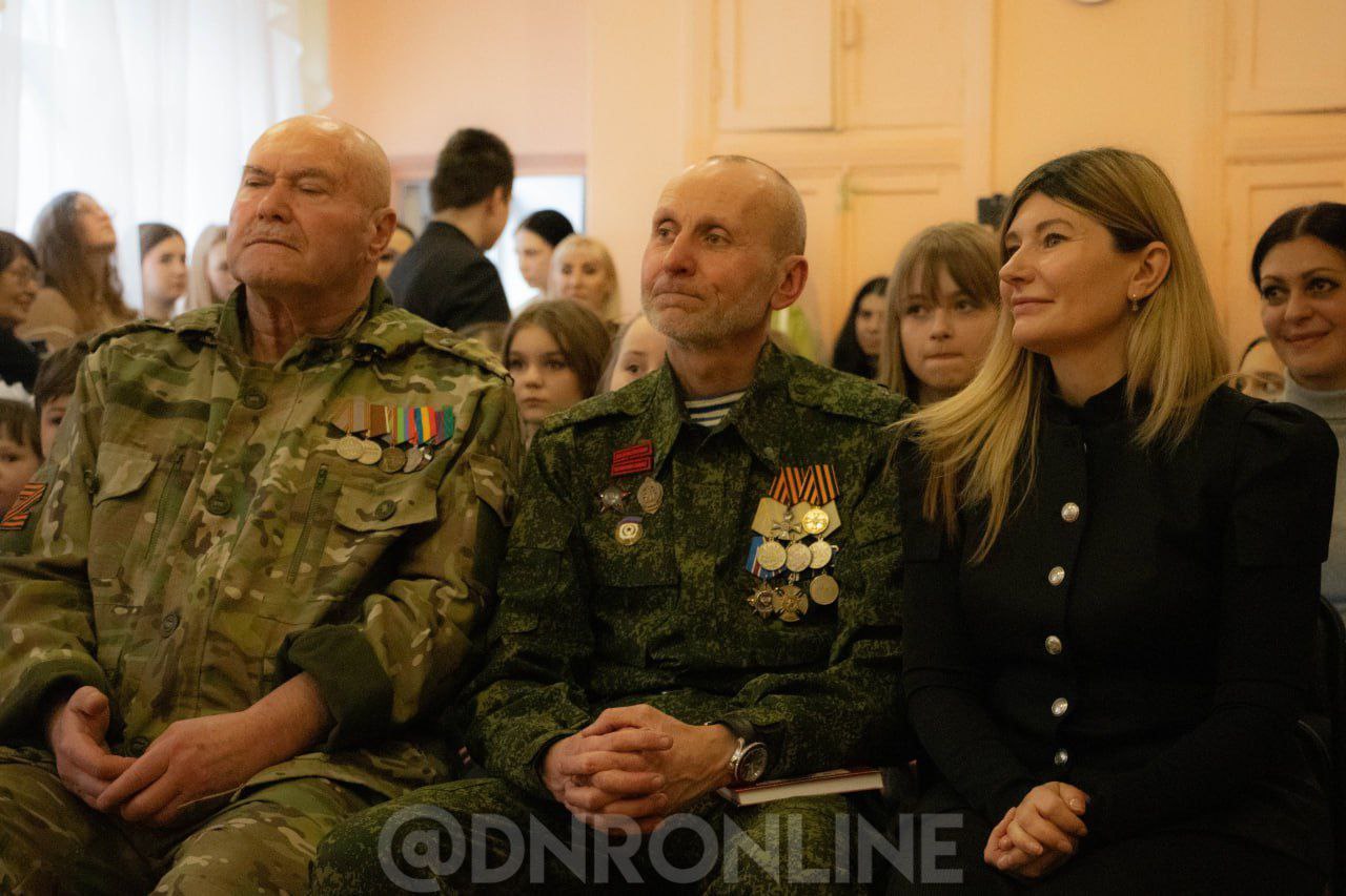 На базе Центра детского и юношеского творчества Киевского района Донецка состоялось открытие выставки «Портрет Героя СВО», в которой использованы рисунки воспитанников учреждения, сообщает СИ «ДНР Онлайн» На базе Центра детского и юношеского творчества Киевского района Донецка состоялось открытие выставки «Портрет Героя СВО», в которой использованы рисунки воспитанников учреждения, сообщает СИ «ДНР Онлайн»