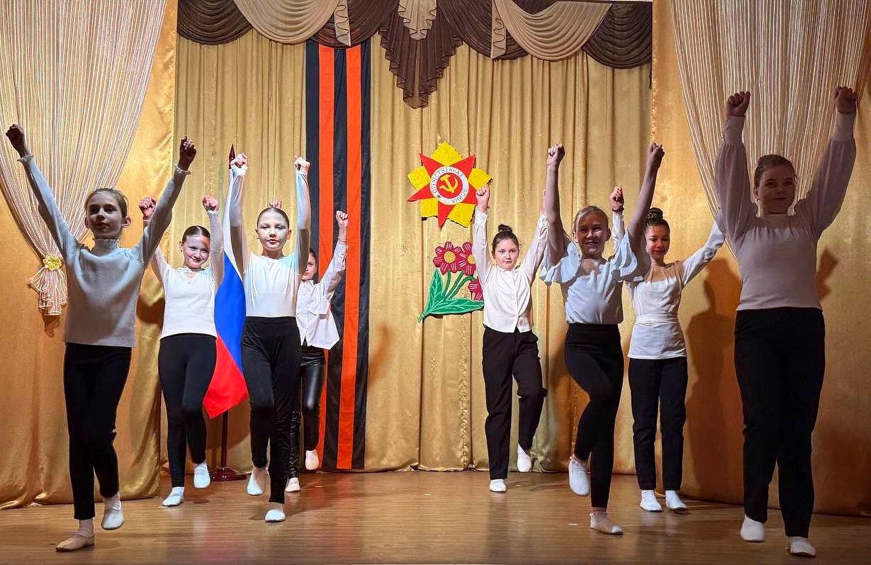 23 февраля — это день, когда мы чествуем воинскую славу России, добытую на полях сражений 23 февраля — это день, когда мы чествуем воинскую славу России, добытую на полях сражений