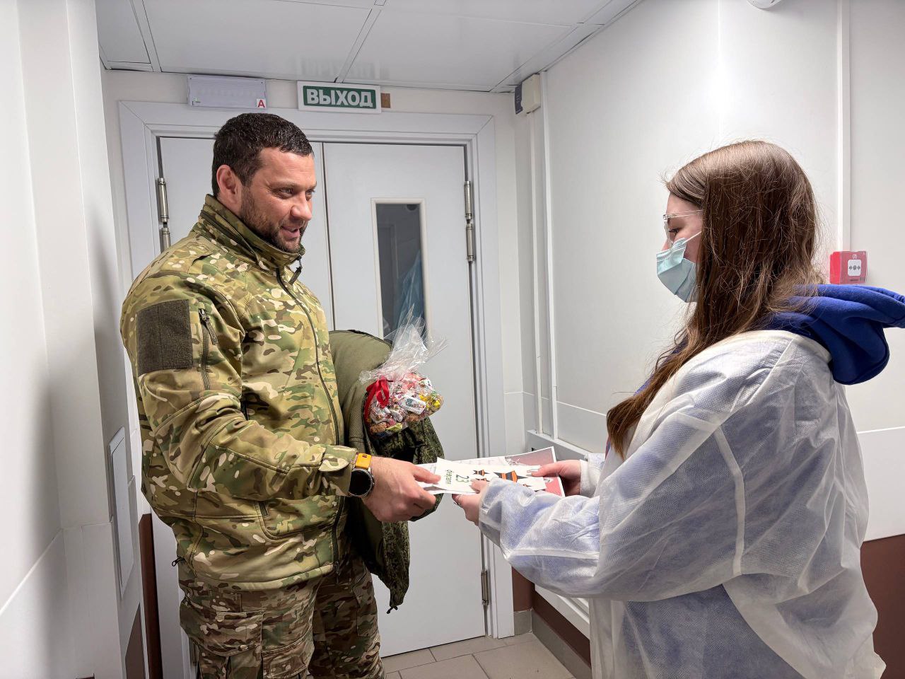 Молодежка поздравила раненых военнослужащих в больнице Молодежка поздравила раненых военнослужащих в больнице