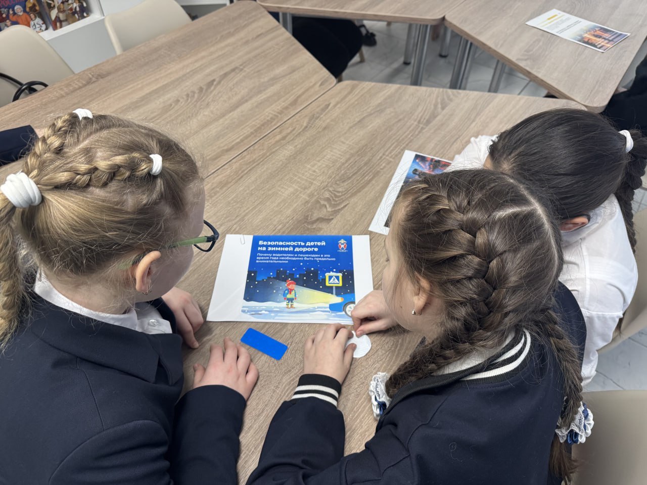 В Енакиево на базе Центральной детской библиотеки прошла встреча школьников с сотрудниками Госавтоинспекции В Енакиево на базе Центральной детской библиотеки прошла встреча школьников с сотрудниками Госавтоинспекции