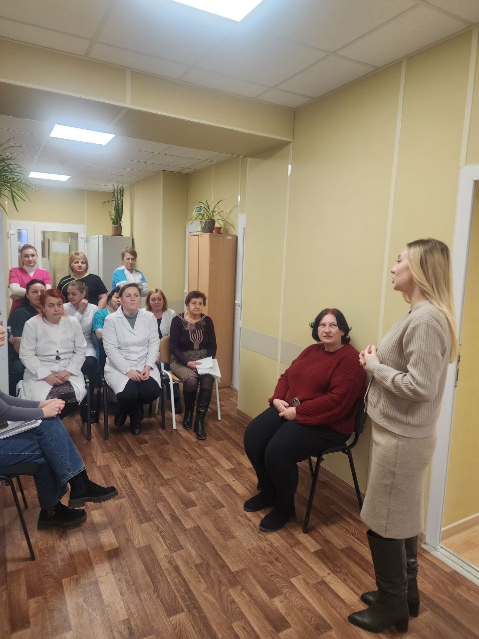 Сегодня депутат Тельмановского муниципального совета Юлия Линник провела встречу с коллективом ГБУ ДНР «Центральная районная больница Тельмановского района»