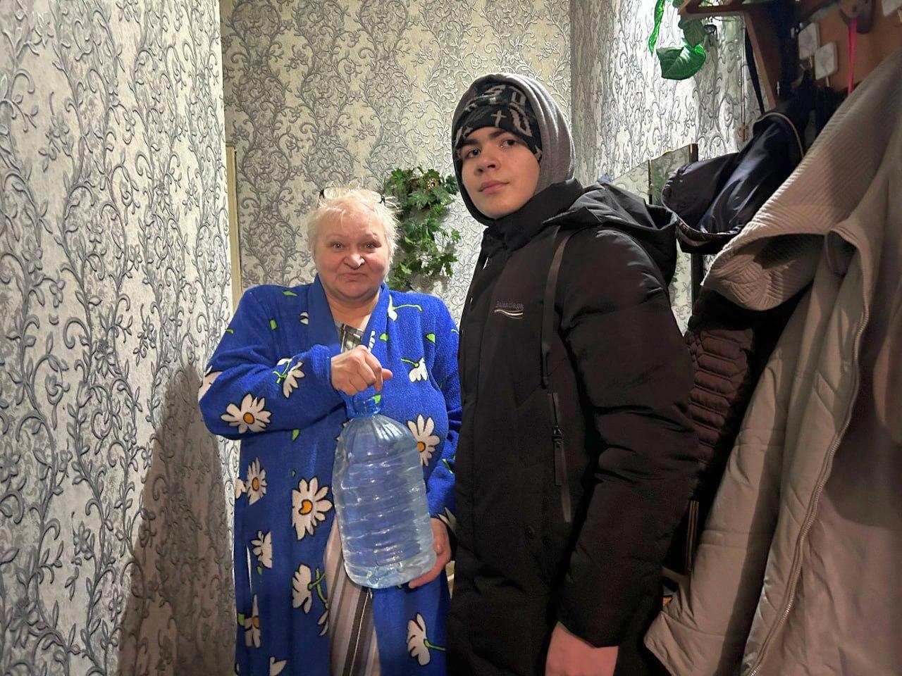 Активисты Шахтерска помогли жителям