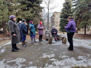 26 февраля заведующий Новолуганского сектора Анна Коваленко провела сход граждан в Молодежном квартале, в районе дома №18