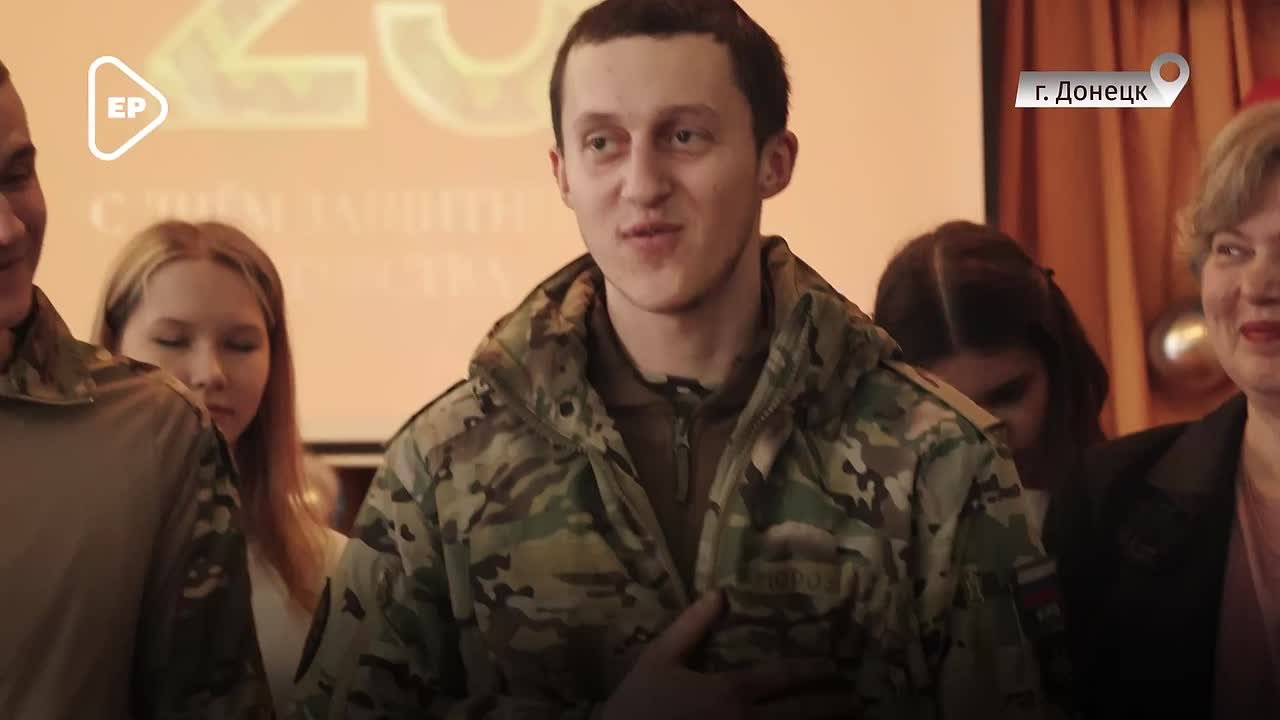 В шестой гимназии Донецка накануне Дня защитника Отечества чествовали участников СВО