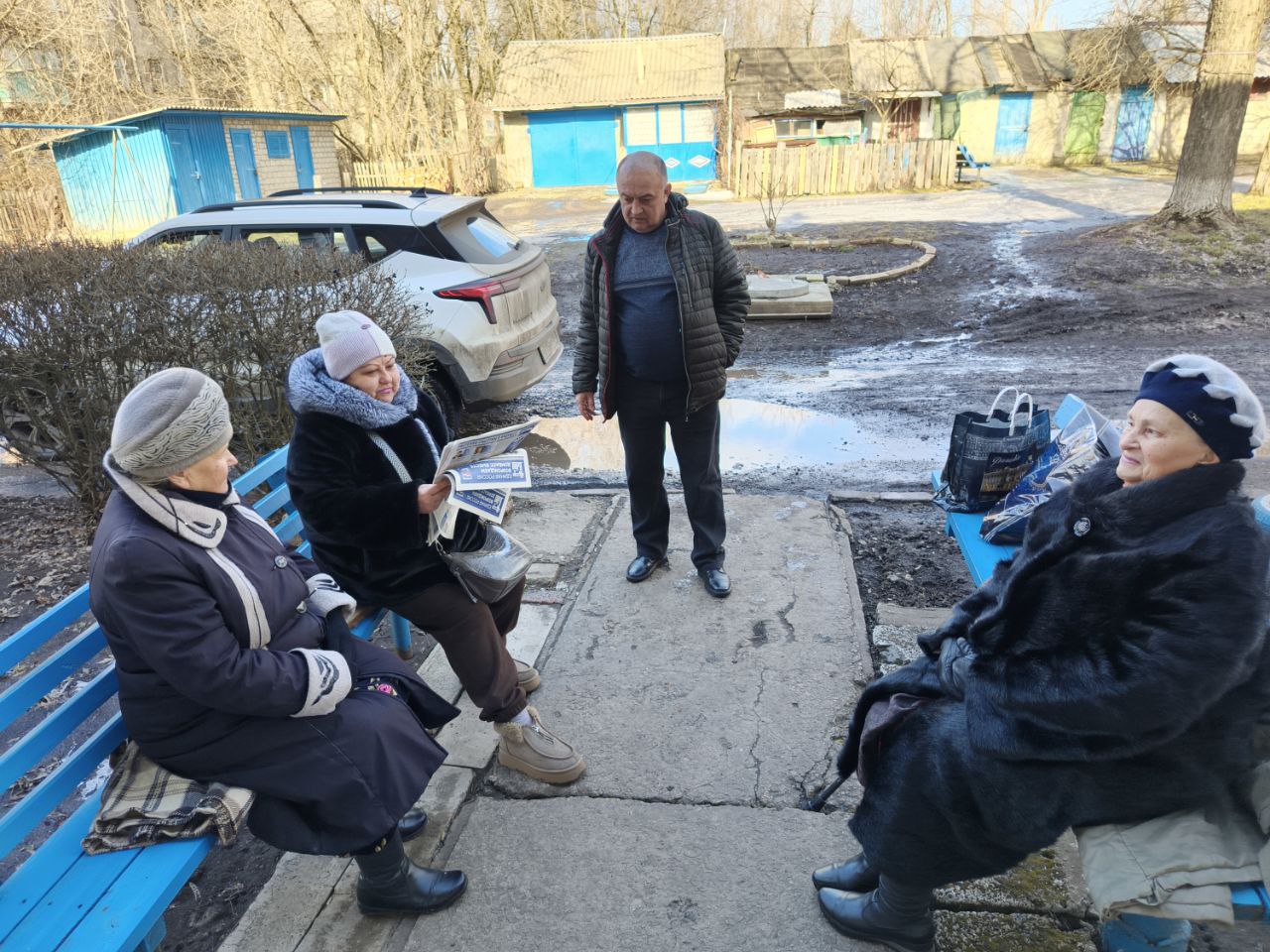 Встречи с населением. 27 февраля 2026 года председатель Енакиевского городского совета Донецкой Народной Республики фракции Единая Россия провел встречу с местными жителями по адресу: пгт