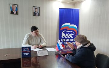 Сегодня, 27 февраля, Глава администрации городского округа Торез Артём Чесноков провел прием граждан в Общественной приемной партии «Единая Россия»