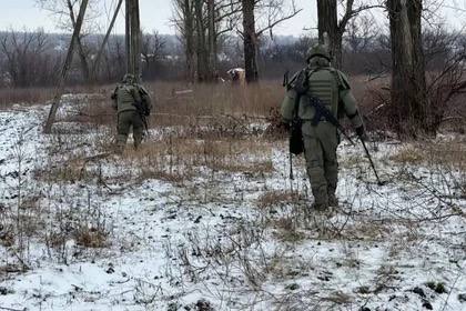 Растяжки в школах и мины под мусором: Саперы ВС РФ продолжают разминирование освобожденных населенных пунктов ДНР