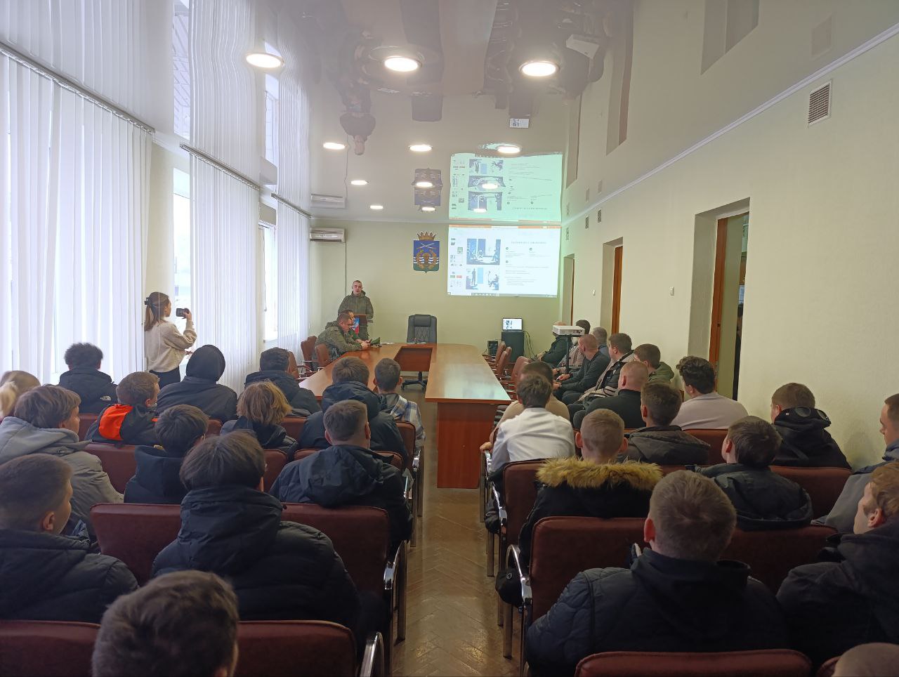 В Администрации Володарского муниципального округа состоялась встреча с представителями Пункта отбора на военную службу по контракту города Донецк и сотрудниками военного комиссариата Володарского муниципального округа и ... В Администрации Володарского муниципального округа состоялась встреча с представителями Пункта отбора на военную службу по контракту города Донецк и сотрудниками военного комиссариата Володарского муниципального округа и ...