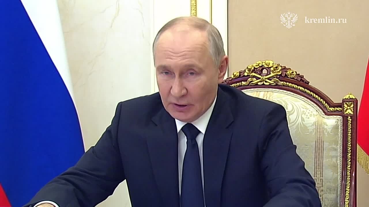 Президент по видеосвязи провёл оперативное совещание с постоянными членами Совета Безопасности