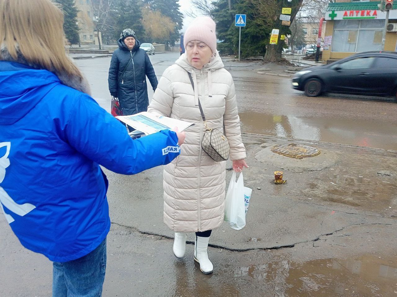 26 февраля в Кировском внутригородском районе города Макеевки прошла раздача специального выпуска информационного бюллетеня Регионального Общественного Движения «Донецкая Республика» под названием «Единая Россия. Возрождаем... 26 февраля в Кировском внутригородском районе города Макеевки прошла раздача специального выпуска информационного бюллетеня Регионального Общественного Движения «Донецкая Республика» под названием «Единая Россия. Возрождаем...