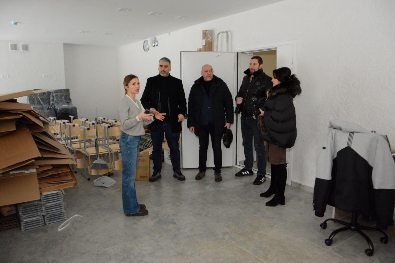 Алексей Дорофеев проверил ход восстановления Дома детского и юношеского творчества в Докучаевске