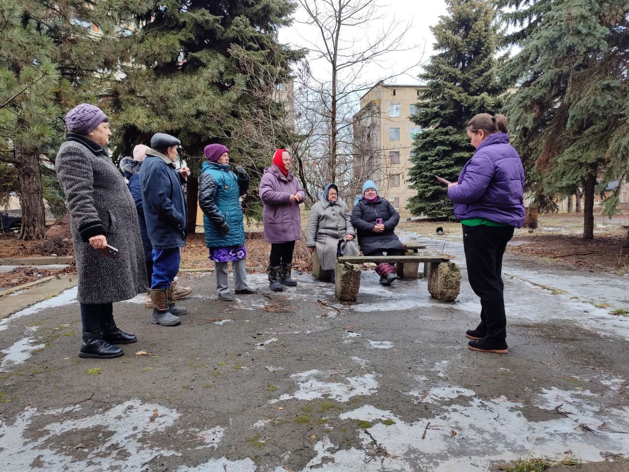 26 февраля заведующий Новолуганского сектора Анна Коваленко провела сход граждан в Молодежном квартале, в районе дома №18