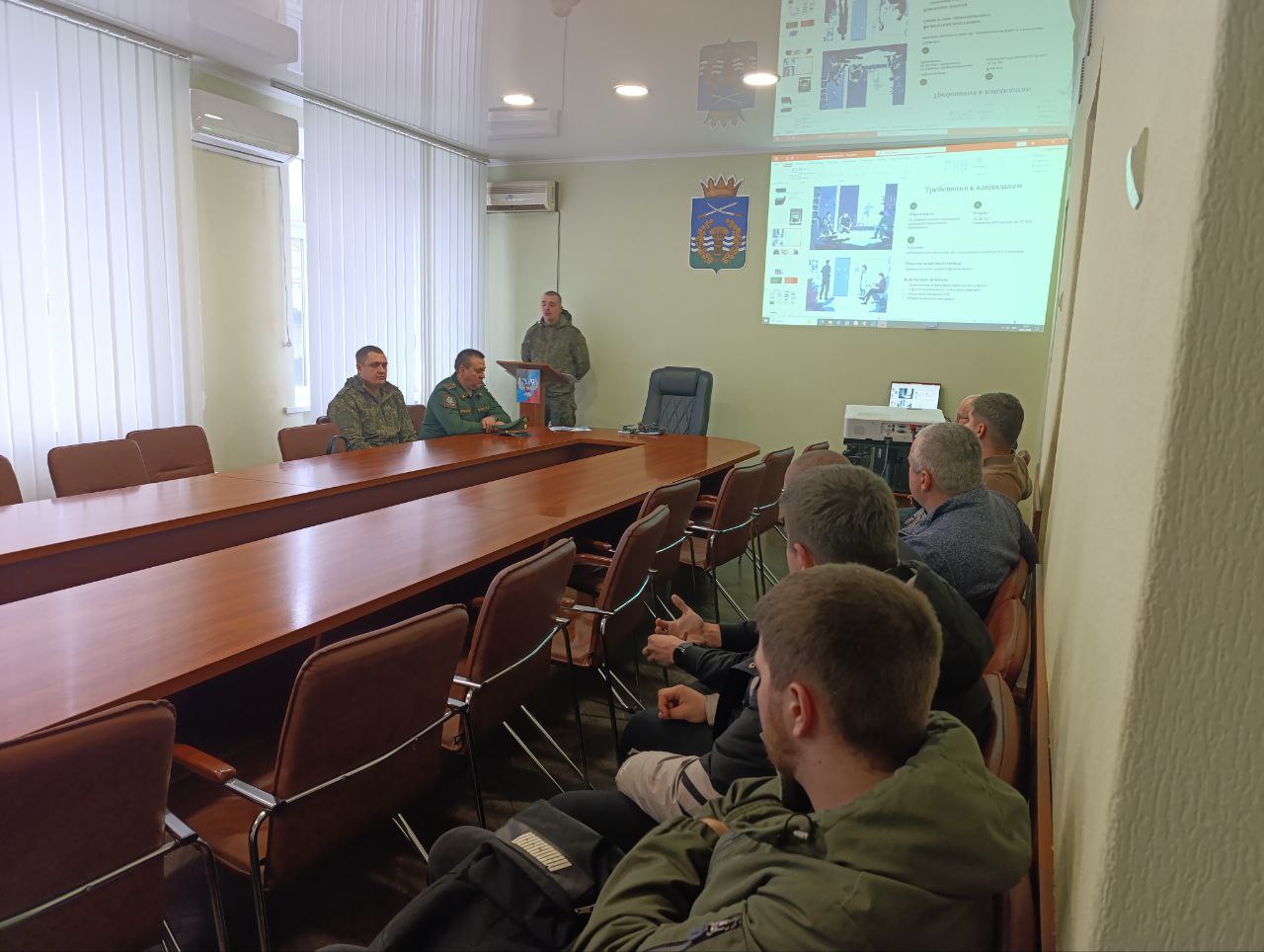 В Администрации Володарского муниципального округа состоялась встреча с представителями Пункта отбора на военную службу по контракту города Донецк и сотрудниками военного комиссариата Володарского муниципального округа и ...