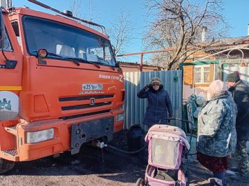 Сегодня, 27 февраля,в Кировском внутригородском районе, согласно поступившим заявкам, был организован подвоз воды для жителей домов, в которые в установленный графиком день не поступила вода