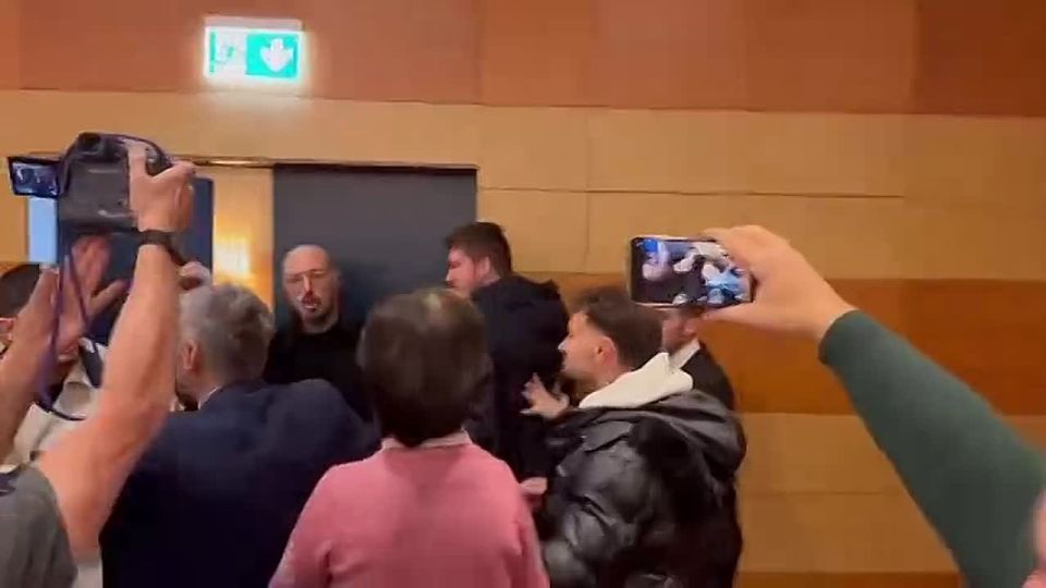 ���������� � ������. ����� ���� ���� ����������, ��������! ����� ������! Fuori, fascisti ucraini..! (���, �������, ����������!) ��� ��� |