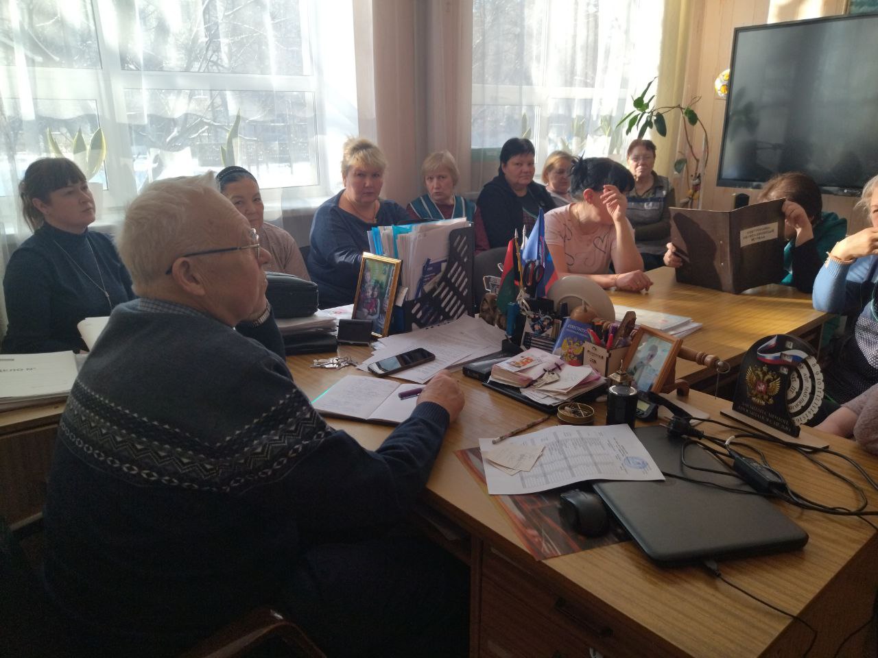 Депутат Дебальцевского городского совета от партии «Единая Россия» Сергей Кириченко провел встречу с трудовым коллективом школы ГБОУ №6