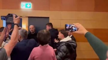 Обстановка в Италии. Убери свой флаг фашистский, украинец! Слава Руссия! Fuori, fascisti ucraini..! (вон, фашисты, украинские!) РИА ДНР |