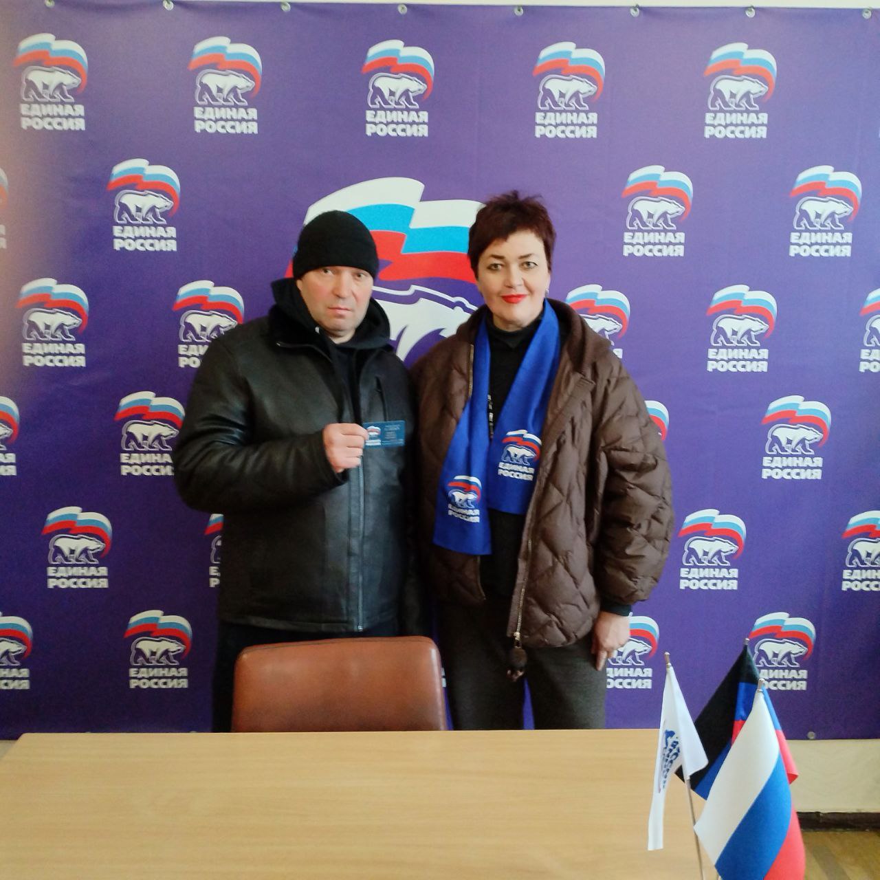 Руководитель общественной приемной Дебальцевского МО всероссийской политической партии «Единая Россия» Татьяна Норец вручила новые членские билеты