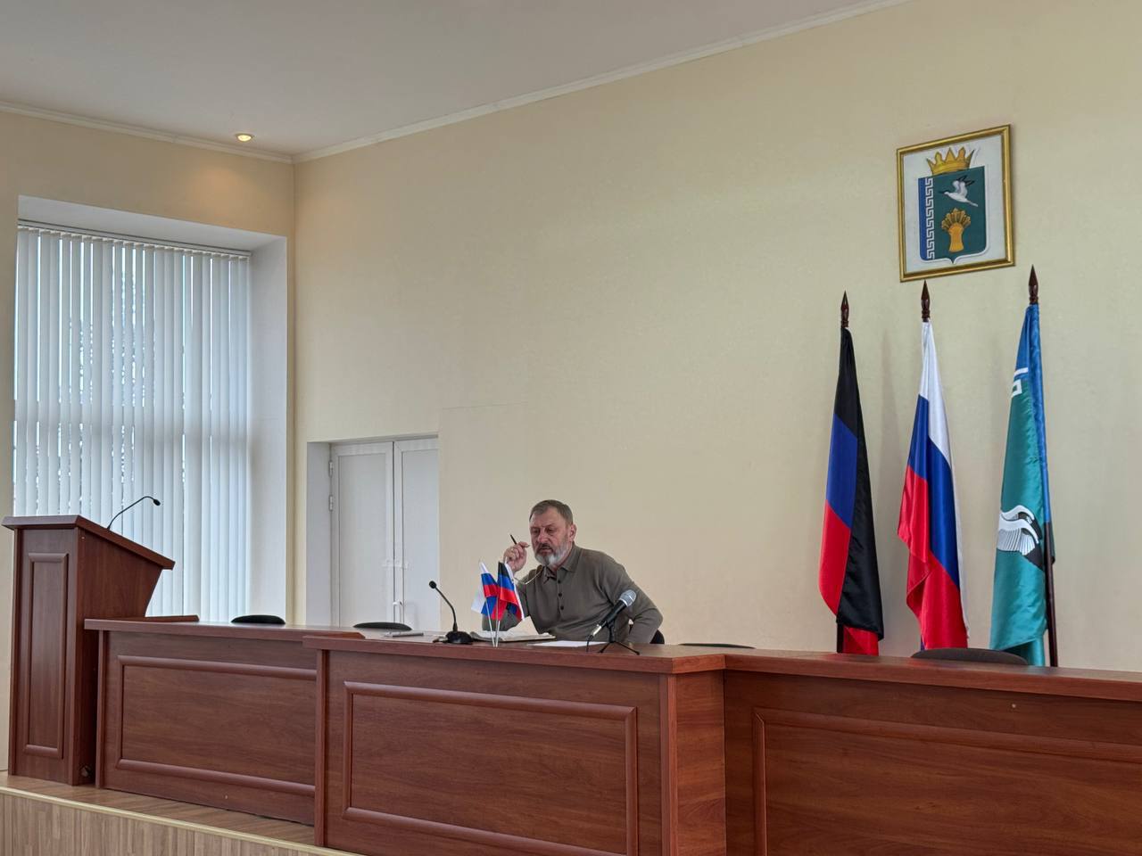 Секретарь Мангушского местного отделения «Единой России», глава муниципального округа Борис Трима провел расширенное аппаратное совещание