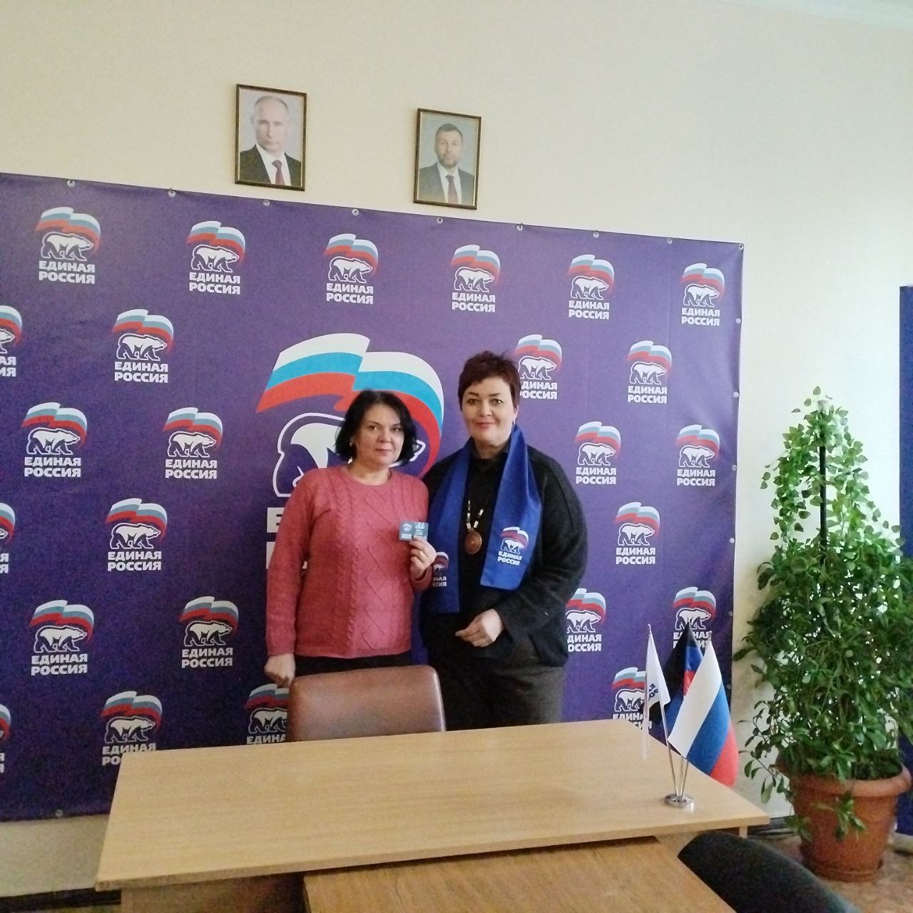 Руководитель общественной приемной Дебальцевского МО всероссийской политической партии «Единая Россия» Татьяна Норец вручила новые членские билеты Руководитель общественной приемной Дебальцевского МО всероссийской политической партии «Единая Россия» Татьяна Норец вручила новые членские билеты